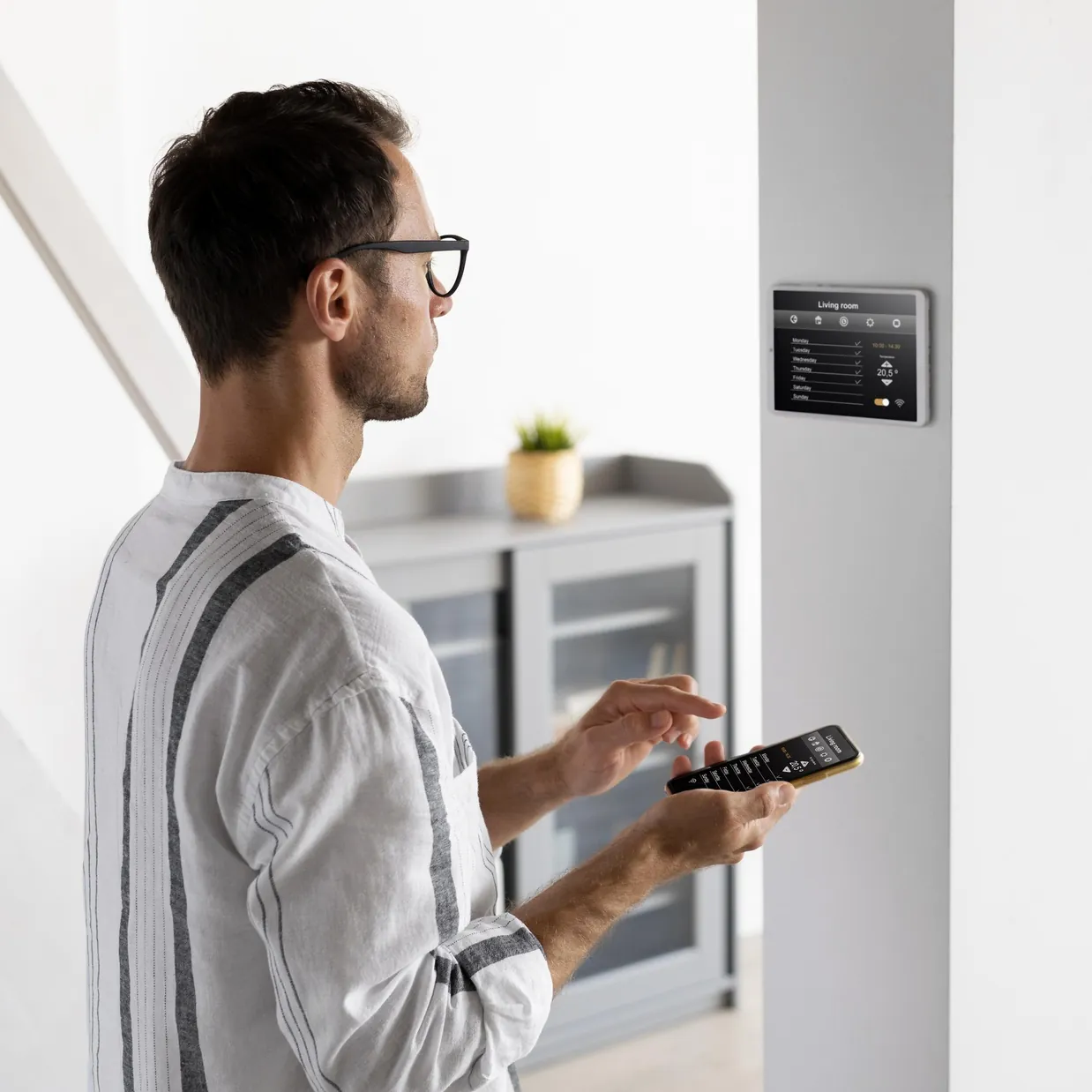 Alarmanlage Wolfsburg Mann Stell Alarm ein Einburchschutz Elektro Sello